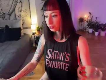 RedQQueen – webcam model profile photo Image 13