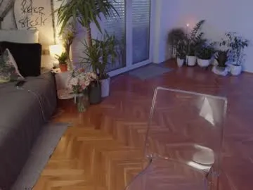 RedQQueen – webcam model profile photo Image 5