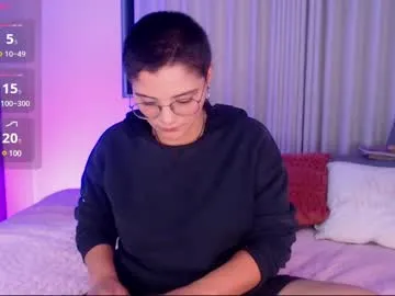 zui_lu – webcam model profile photo Image 9