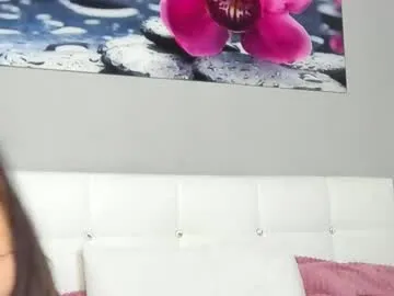 adritvance – webcam model profile photo Image 6