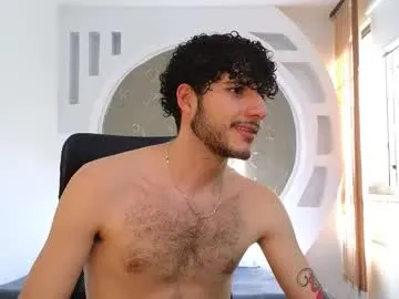 reavoran – webcam model profile photo Image 14