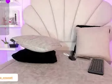 schoolgirl19 chat room preview Image 3