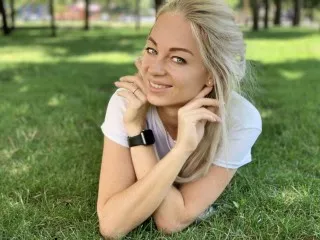 Elliette chat room preview