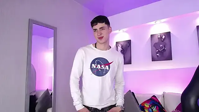 LoraDevine – webcam model profile photo Image 11