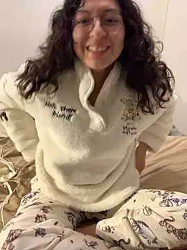 roouse – webcam model profile photo Image 3