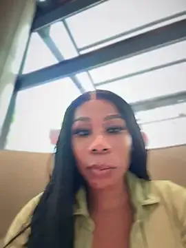 margotdeville – webcam model profile photo Image 4