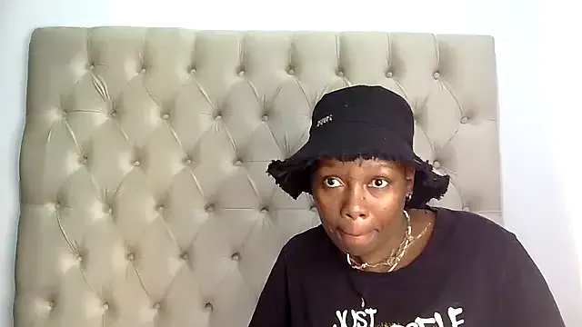 _Alicee_1 – webcam model profile photo Image 11