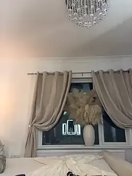 roouse – webcam model profile photo Image 12