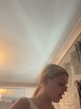 roouse – webcam model profile photo Image 6