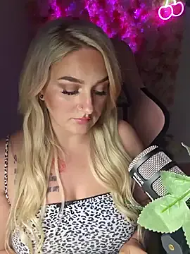 little_show_sexy – webcam model profile photo Image 3