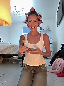 _Alicee_1 – webcam model profile photo Image 2