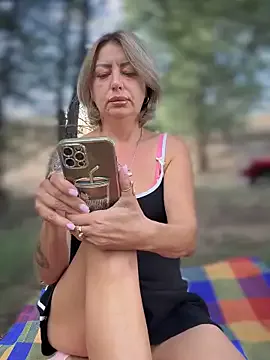 roouse – webcam model profile photo Image 6