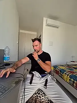 PabloArena – webcam model profile photo Image 7