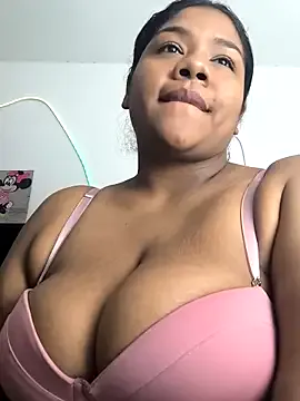 zui_lu – webcam model profile photo Image 11