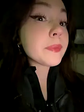 living_doll – webcam model profile photo Image 17