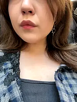 living_doll – webcam model profile photo Image 3