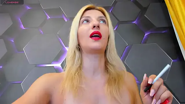 Megu_Melon – webcam model profile photo Image 4