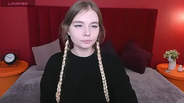 _Alicee_1 – webcam model profile photo Image 2