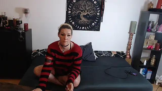 WitchAnnie – webcam model profile photo Image 3