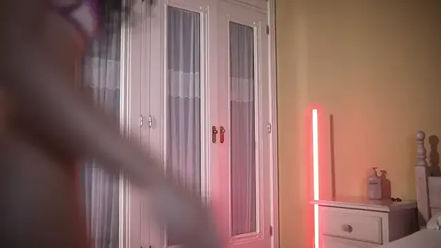 evelune – webcam model profile photo Image 13