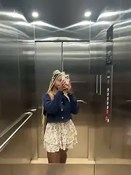 seraphine23 – webcam model profile photo Image 3