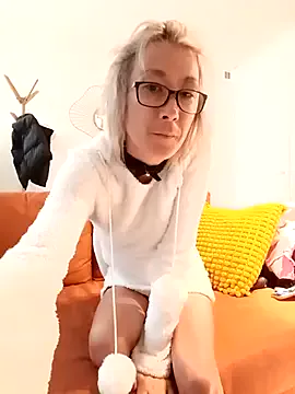 EmmilyKhan – webcam model profile photo Image 13