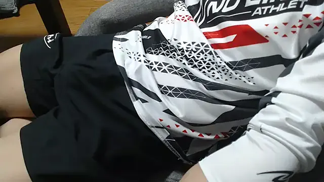 little_sweet_18 – webcam model profile photo Image 2