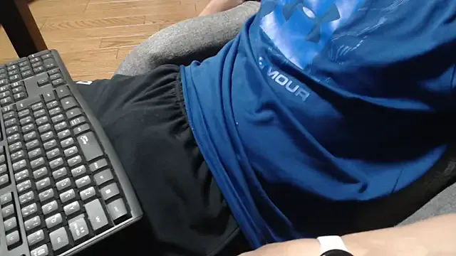 little_sweet_18 – webcam model profile photo Image 4